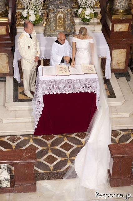 モナコ アルベール2世 結婚…レクサスオープンで市内パレード モナコ公国のアルベール2世公が結婚（2日）