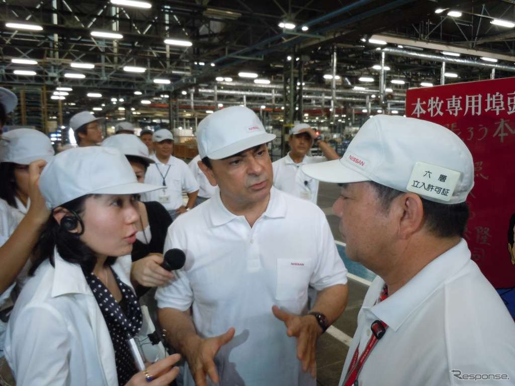 本牧埠頭を視察するゴーン社長