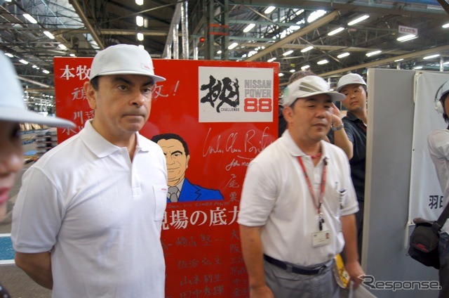 本牧埠頭を視察するゴーン社長