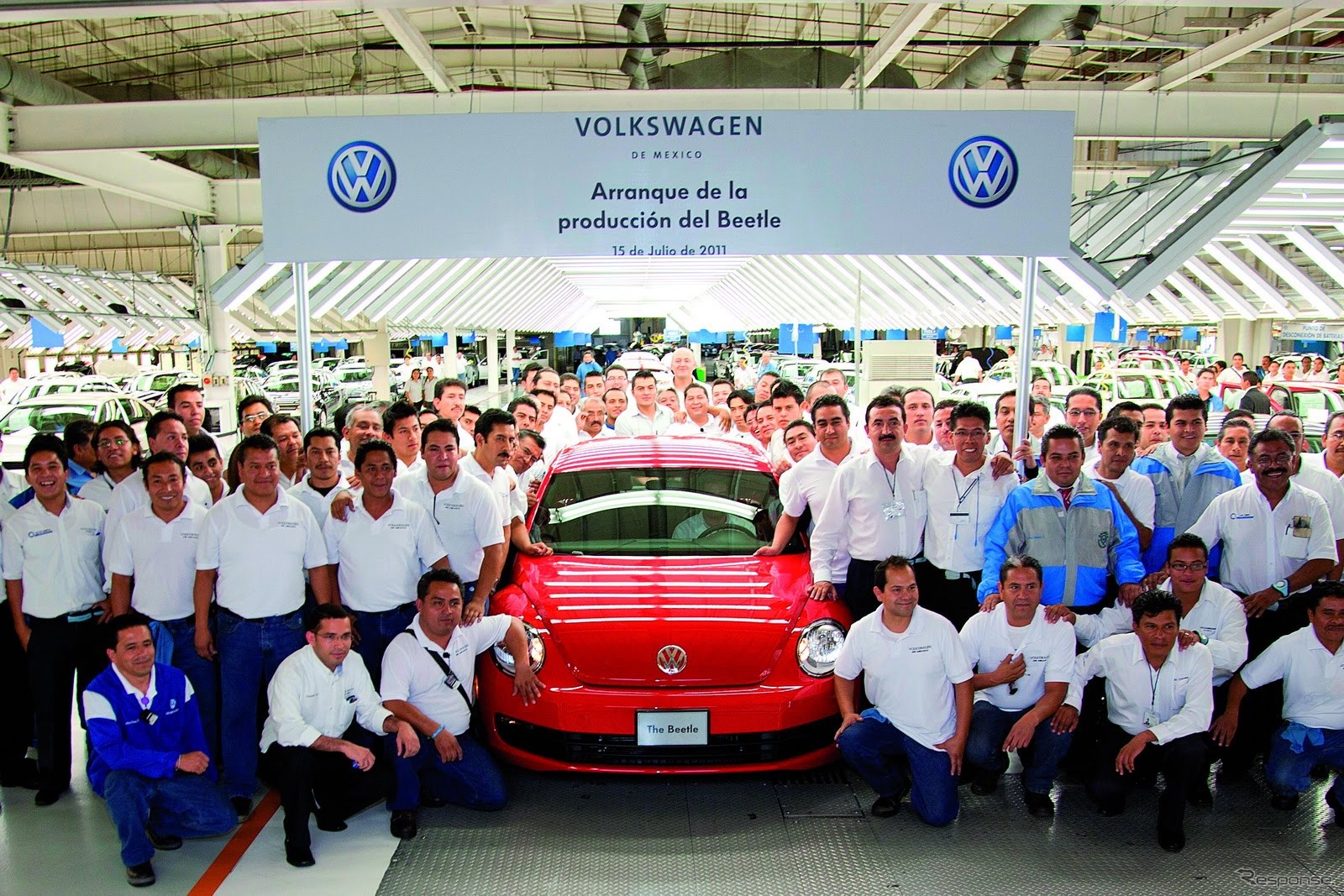 15日、メキシコ・プエブラ工場でVWザ・ビートルの量産第1号車がラインオフ