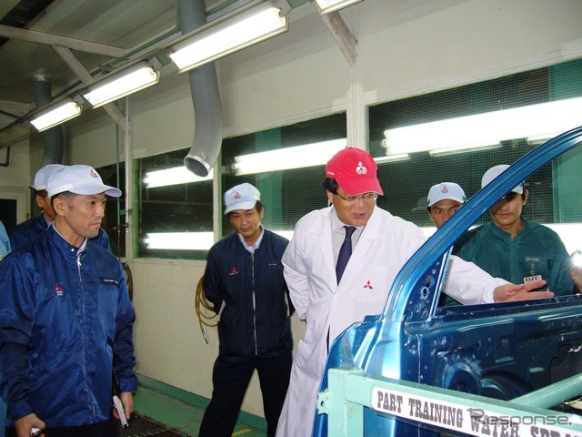 タイ工場塗装工程を視察する三菱自動車益子社長