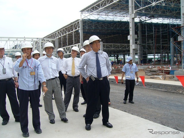 建設中のタイ新工場建屋を視察する三菱自動車益子社長