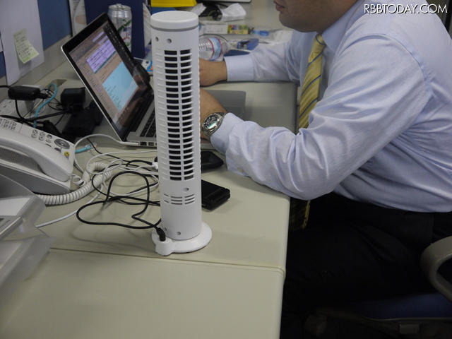 オフィスが暑い！USB接続のスリムタワー型扇風機を導入