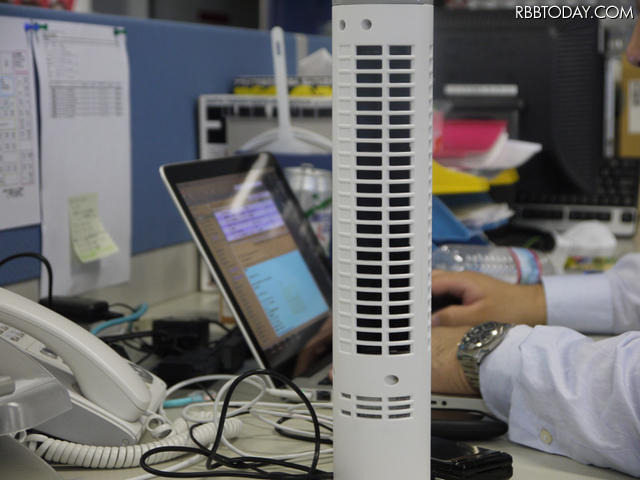 オフィスが暑い！USB接続のスリムタワー型扇風機を導入
