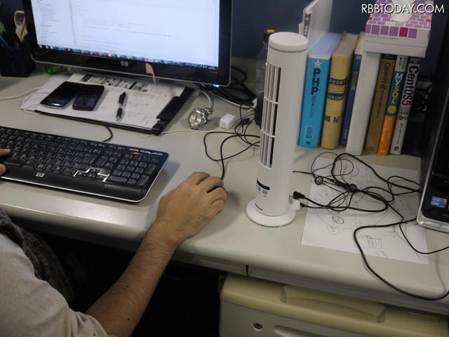 オフィスが暑い！USB接続のスリムタワー型扇風機を導入