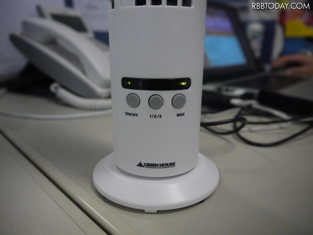オフィスが暑い！USB接続のスリムタワー型扇風機を導入