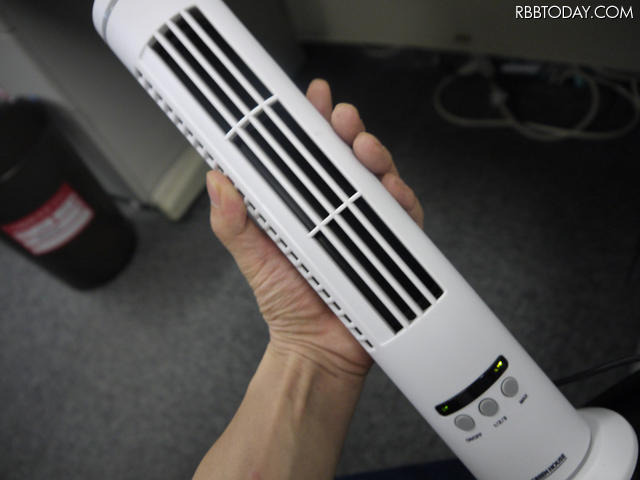 オフィスが暑い！USB接続のスリムタワー型扇風機を導入