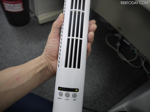 オフィスが暑い！USB接続のスリムタワー型扇風機を導入