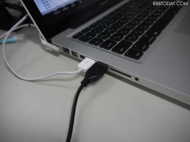 オフィスが暑い！USB接続のスリムタワー型扇風機を導入