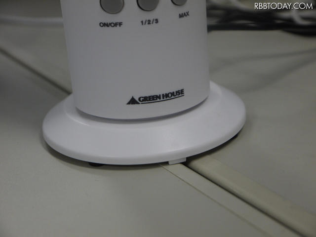 オフィスが暑い！USB接続のスリムタワー型扇風機を導入