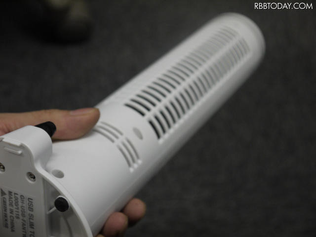 オフィスが暑い！USB接続のスリムタワー型扇風機を導入