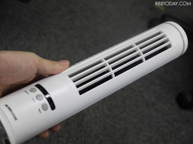 オフィスが暑い！USB接続のスリムタワー型扇風機を導入