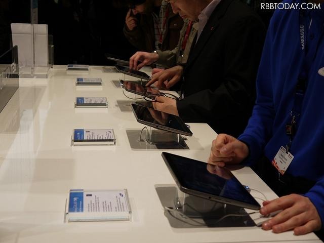 GALAXY Tabを操作する来場者