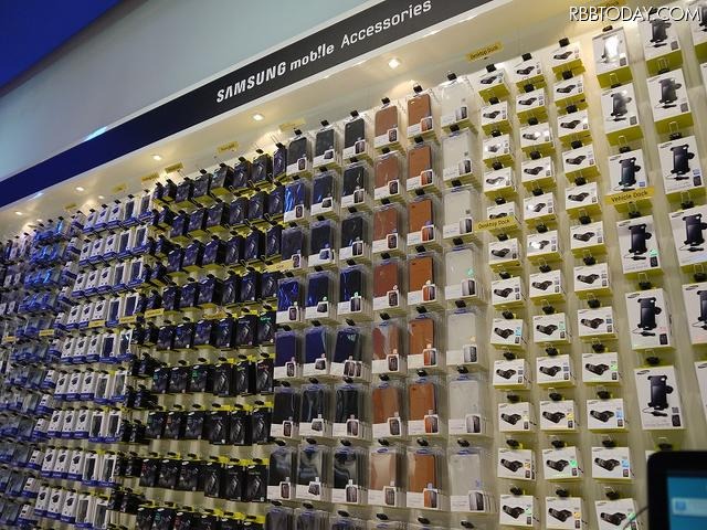 端末ケースなど、スマートフォンの関連アクセサリーも数多く展示