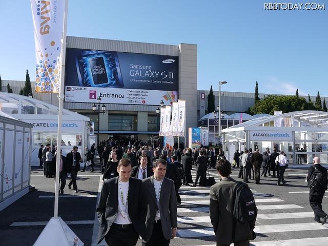 サムスンのブースがあるHall 8の入り口には、GALAXY S IIの広告が設置