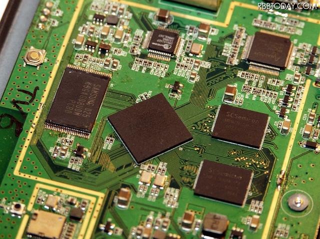 中央に斜めに取り付けられているのがRockchipのプロセッサ