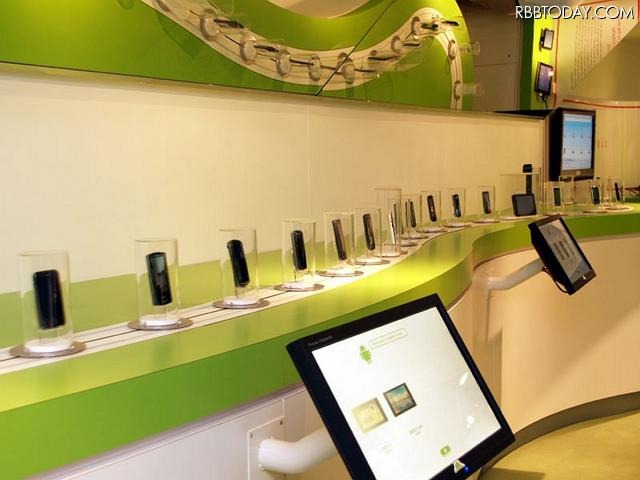 回転寿司のようにコンベア上で流れながら展示されていた各社のAndroid搭載製品