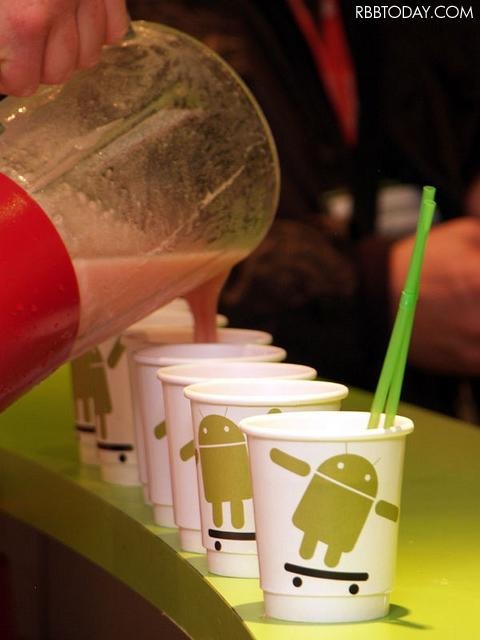 来場者へ振る舞われたAndroidスムージー。味はGingerbread、Donut、Cupcake、Honeycombの4種類