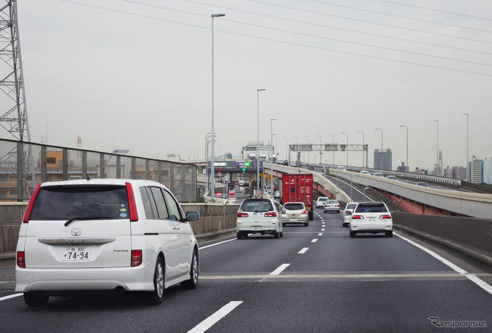 都内に戻ると渋滞が待ち受けていた。燃料カットを多用し、好燃費をキープ。制限時間との戦いだ。