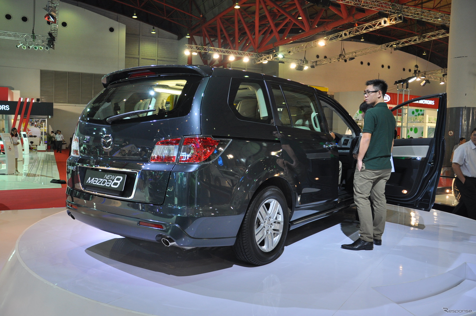 Mazda8（日本名：MPV。ジャカルタモーターショー11）