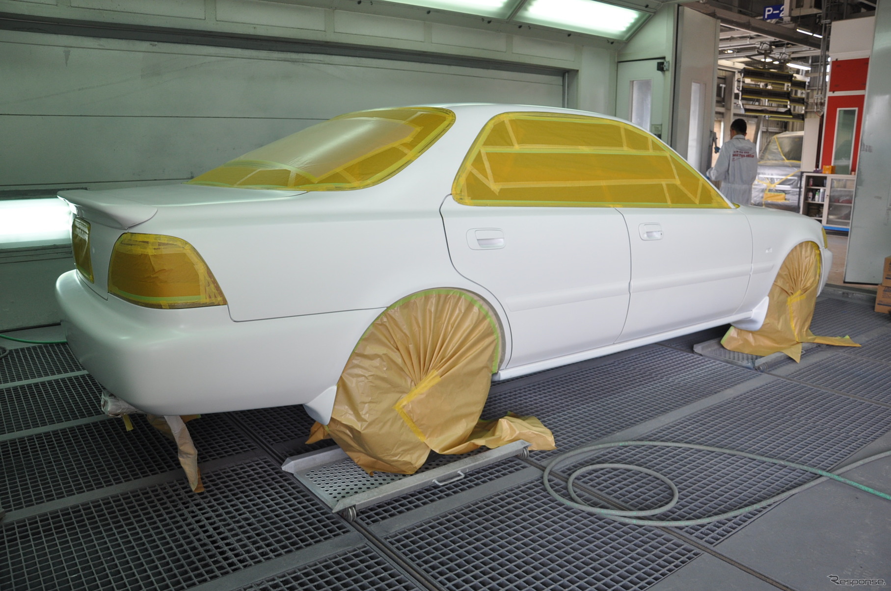 子供たちに塗装される前の車両
