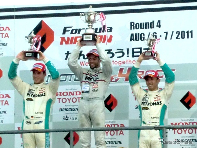 第4戦もてぎの表彰台。左から2位ロッテラー、優勝オリベイラ、3位中嶋一貴