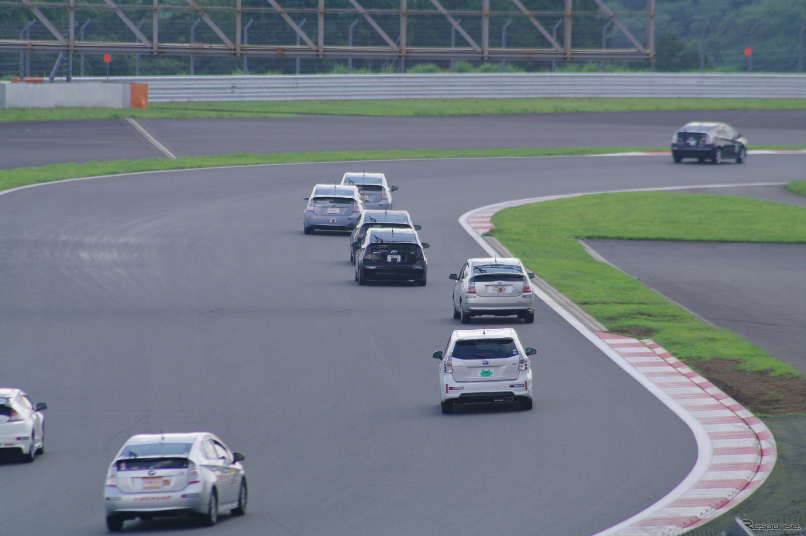 ハイブリッドカーによるレース、エコカーカップが富士スピードウェイのレーシングコースで開催された