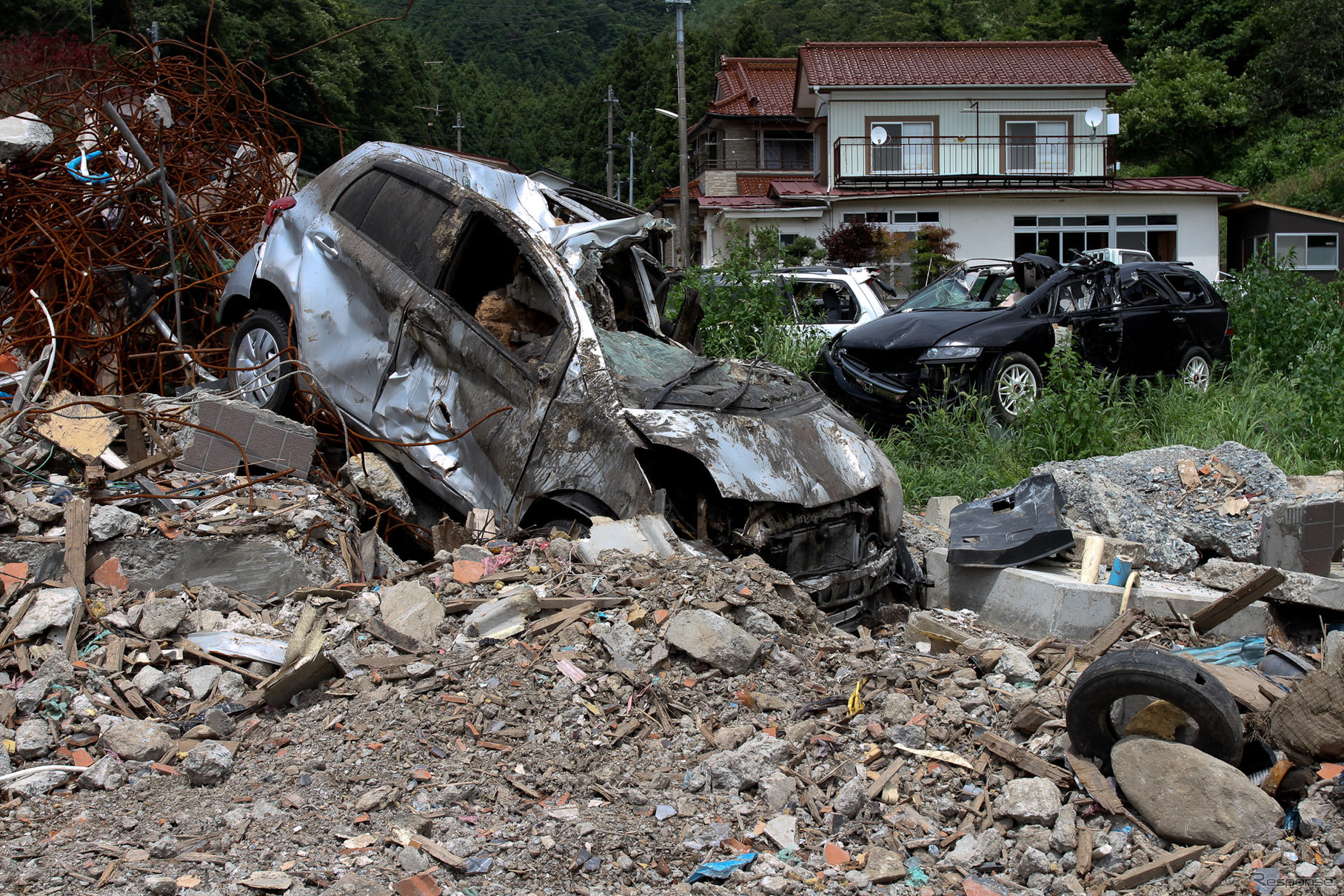 私有地にある被災車両の撤去はまだ完了していない。女川町（7月下旬）