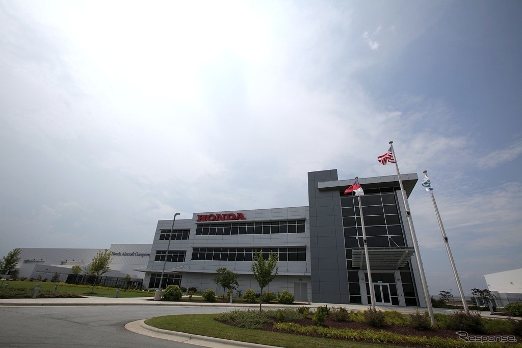 ホンダ・エアクラフト本社正面。設計と管理棟が入る本社ビルとR＆Dセンター（写真左側）