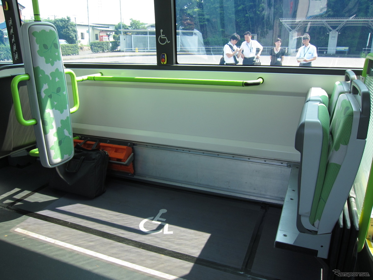 慶應義塾大学の電動フルフラットバス