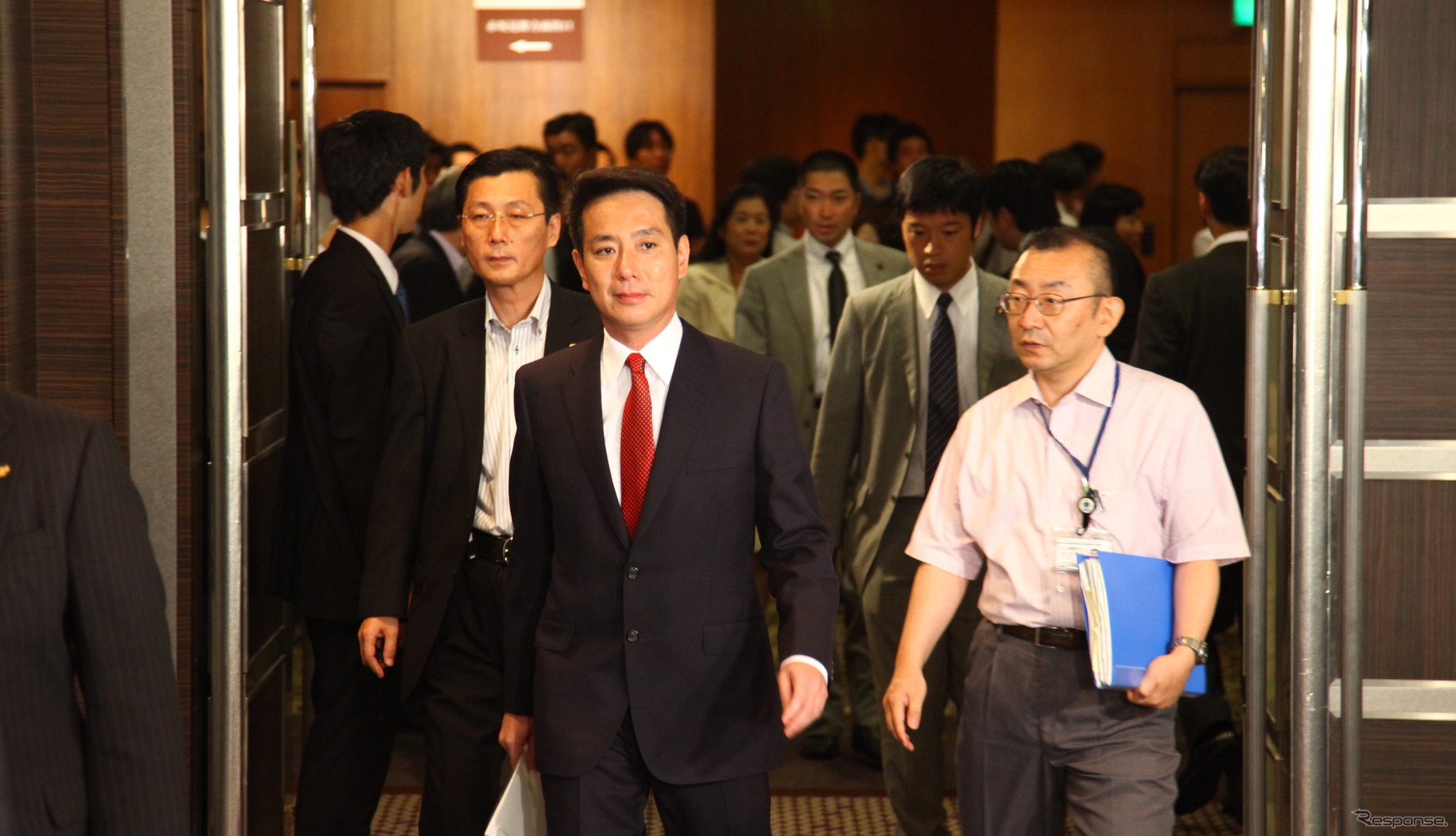 民主党両院議員総会の会場入りする代表選候補者（29日・都内）