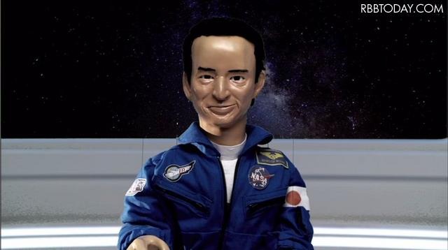 宇宙飛行士のブルースーツに身を包んだ毛利衛さんパペット