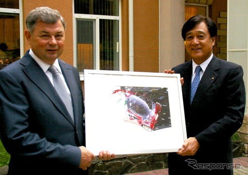 カルーガ州のアルタモノフ知事（左）と三菱自動車の益子修社長（右）
