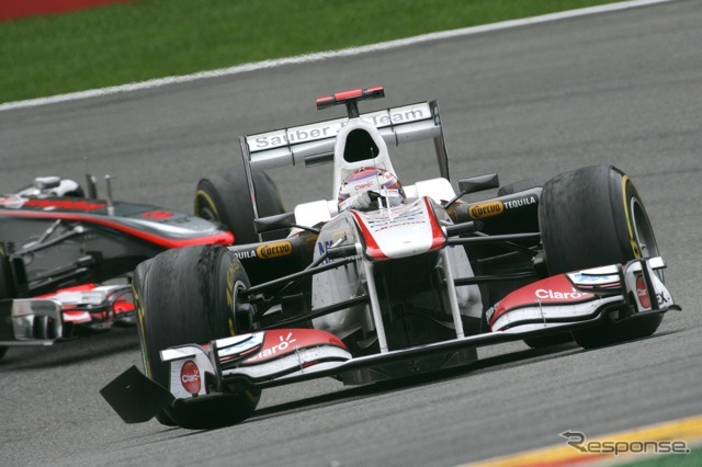 小林可夢偉（ザウバー）。後方にハミルトン（マクラーレン。F1ベルギーGP）