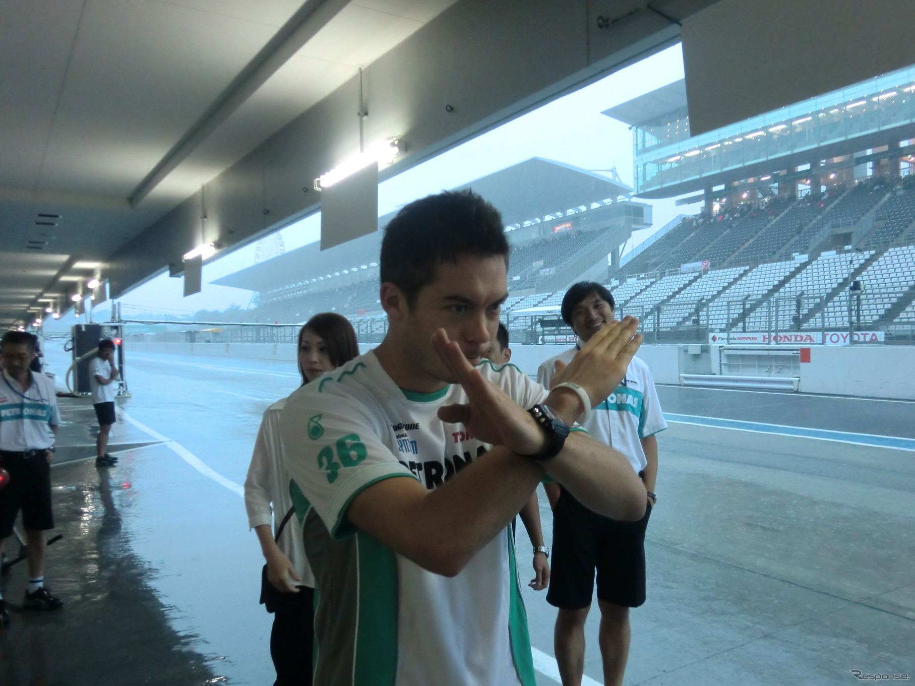 朝、激しい雨のなか、コースを視察してきたロッテラー。雨が得意の彼がこのポーズでは……