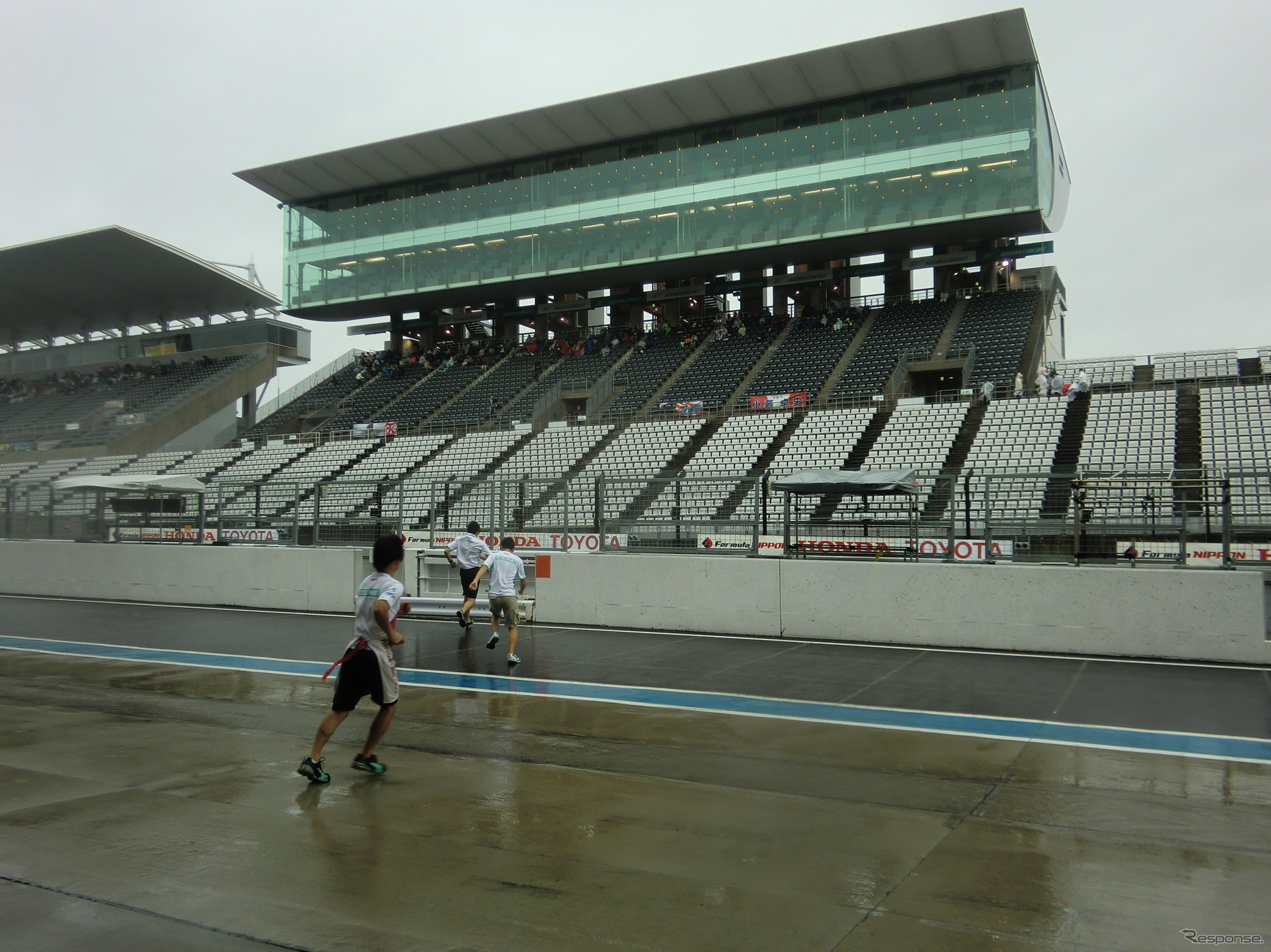 屋根下に陣取る観客にとっては、とにかく残念な中止決定。ピットレーンでは、併催のF3の中止が決まり、スタッフが撤収に動き出しているところ