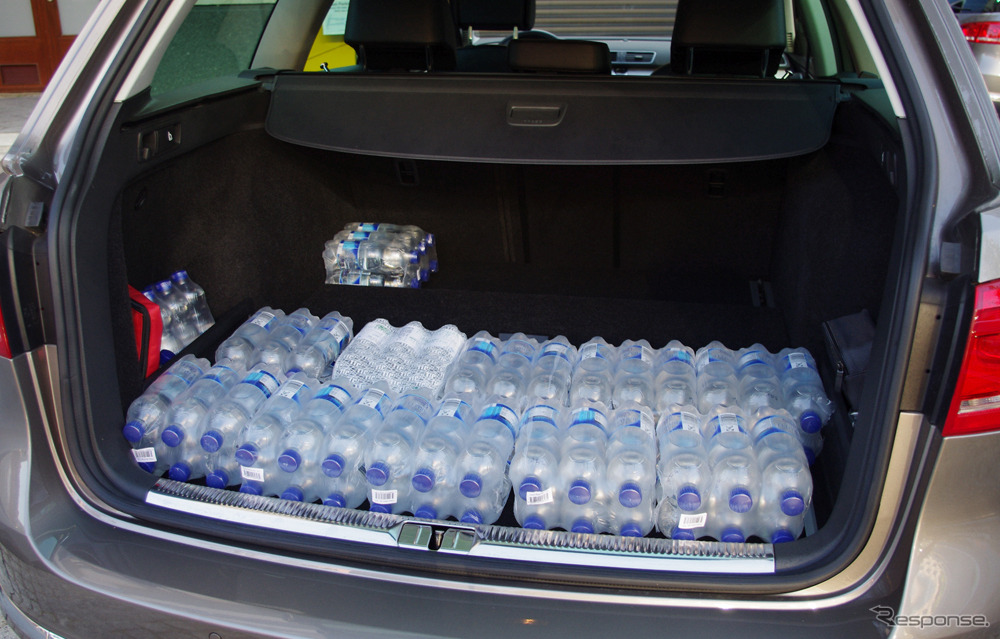 車両重量に差が出ないよう、トランクには大量の水が