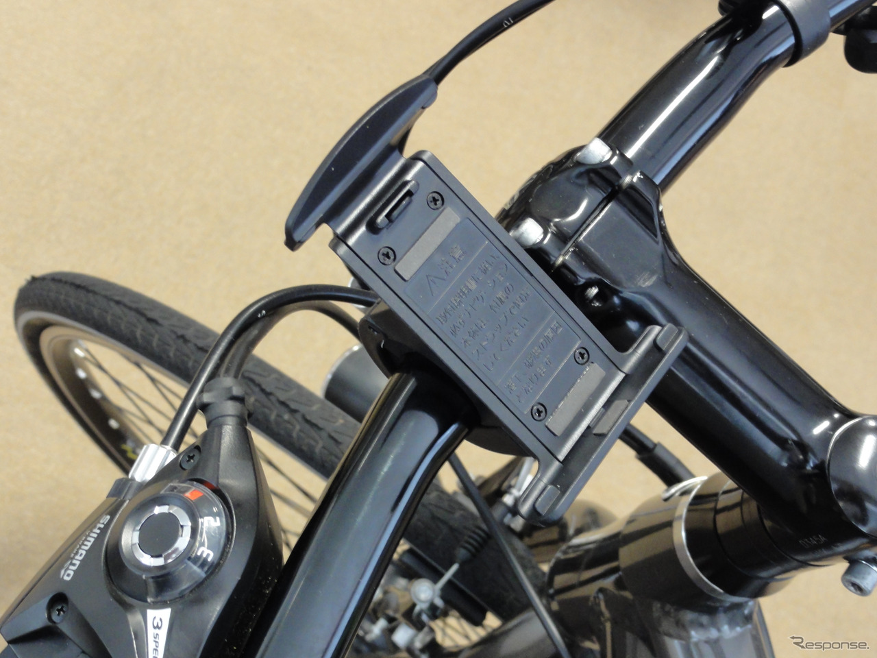 付属する自転車用クレードル。ワンタッチでCN-MC01Lを取り付けられる