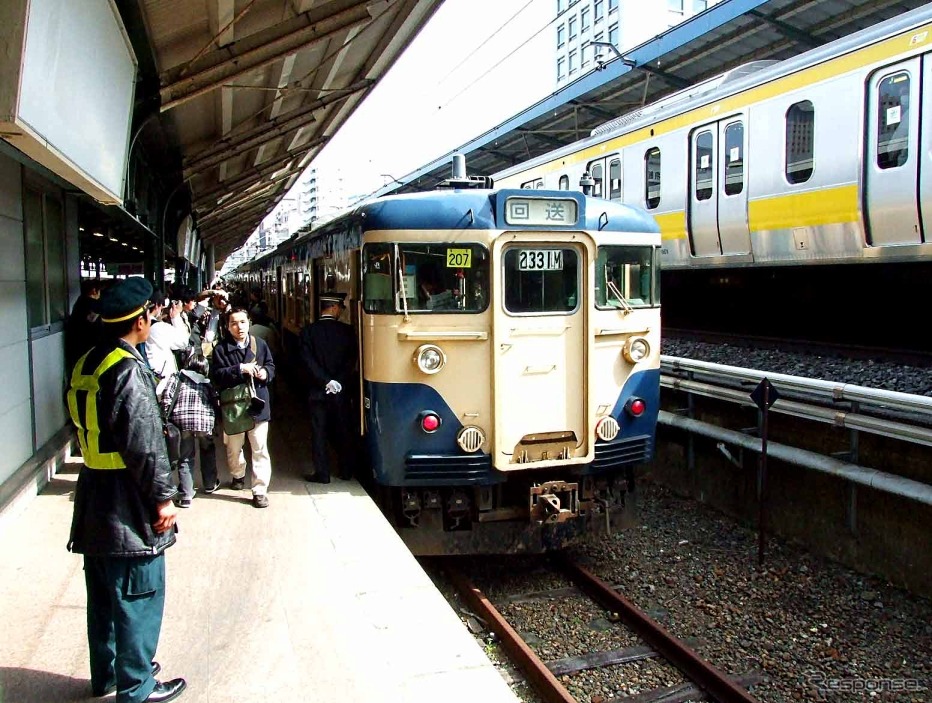 両国駅3番ホームから出発する“新聞輸送列車”の最終日（2010年春）