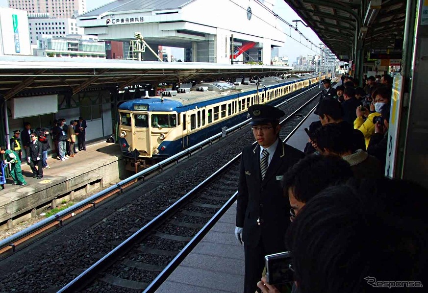 両国駅3番ホームから出発する“新聞輸送列車”の最終日（2010年春）