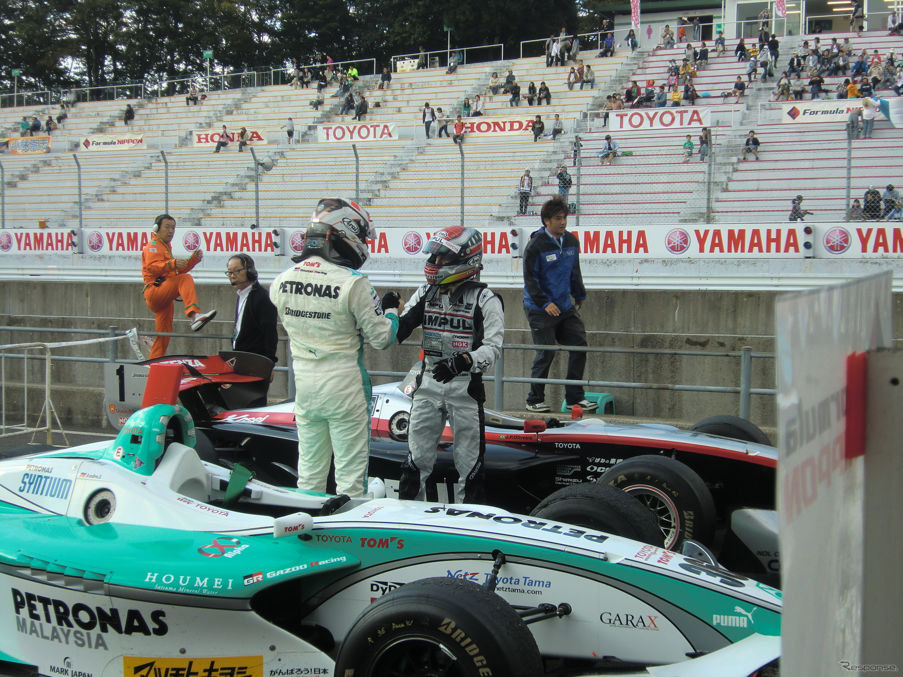 ゴール後に握手するロッテラー（左）とオリベイラ。しかし、オリベイラは失格、2位を失った。