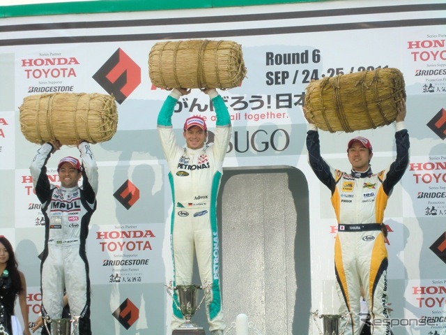 オリベイラ（左）のマシンに失格処分が下る前に行なわれた表彰式。優勝ロッテラー（中央）、石浦（右）が最終的には2位。