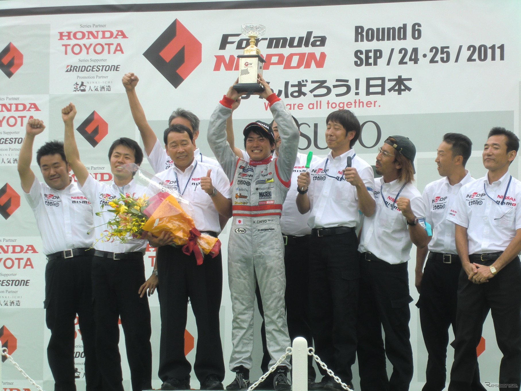 全日本F3選手権Nクラスのチャンピオンは千代勝正（中央）。監督である、往年の名手・長谷見昌弘さん（左隣）らと喜びを分かち合う。