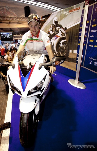 23日、世界スーパーバイク選手権シリーズ、イモラ戦で発表されたCBR1000RRファイアーブレード。プレゼンターはジョナサン・レイ選手