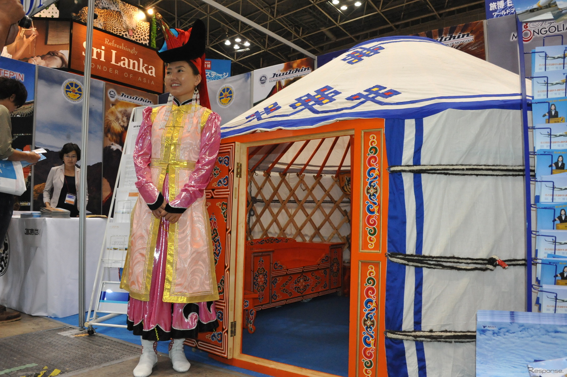 遊牧民の家「ゲル」と、民族衣装に身を包んだモンゴルブース