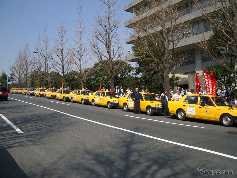 タクシーが監督官庁前を占拠!---労組が改善を訴え
