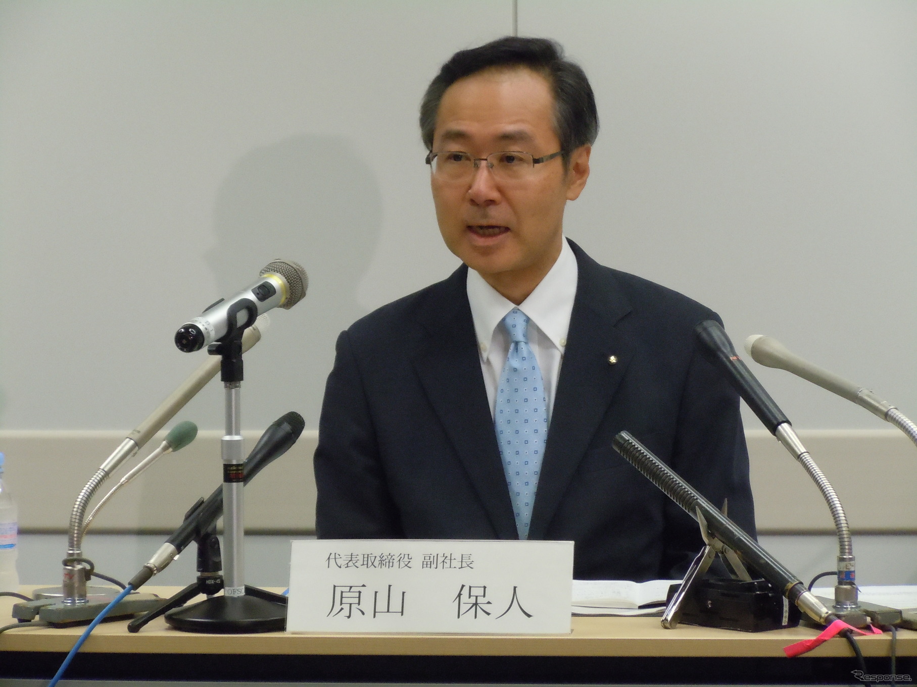VWとの提携解消について、都内で緊急会見に臨むスズキの原山副社長