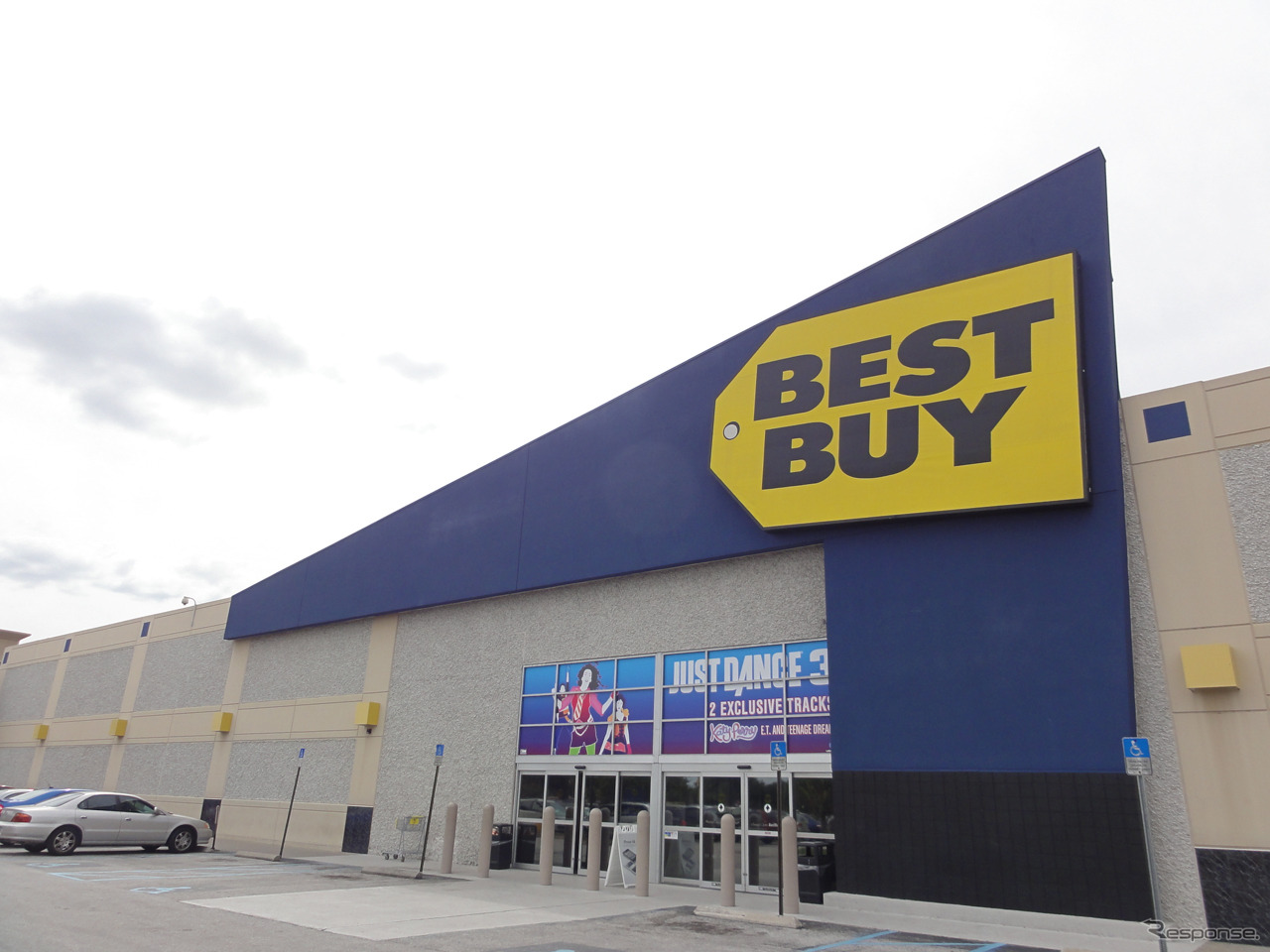 アメリカ国内だけでなく、海外にも展開する家電量販店「BEST BUY」はカー用品を販売することでも知られる。写真はフロリダモール前の店舗