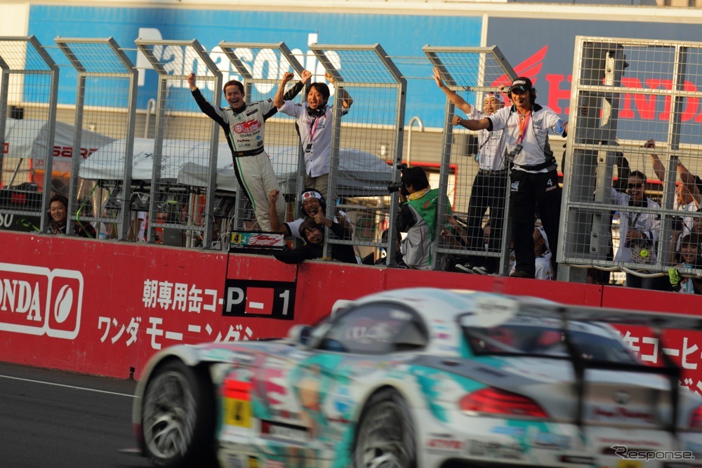 “痛車”の初音ミクグッドスマイルBMWがSUPER GT300クラスのチャンピオン獲得