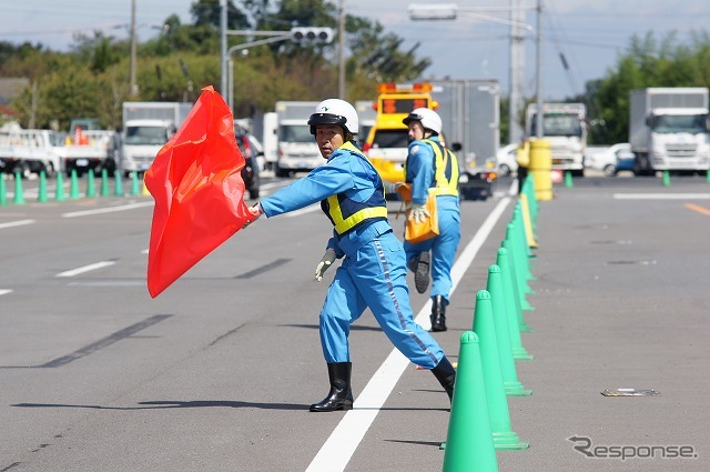 現場に駆けつけた隊員は車線規制の準備を進める。